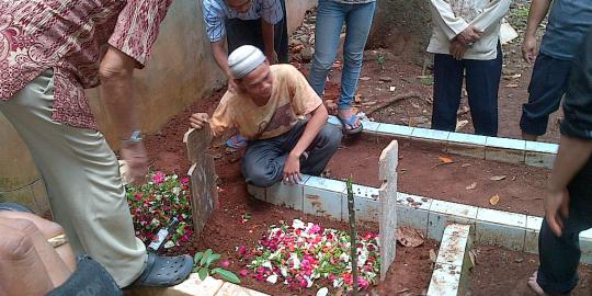 Isak tangis antar kepergian bayi Dara ke pemakaman