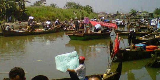 Protes pukat grandong, ratusan nelayan blokir Sungai Deli