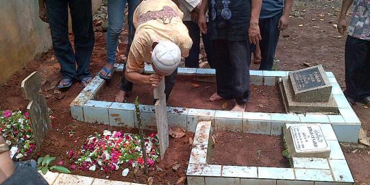 Isak tangis keluarga selimuti pemakaman Dara