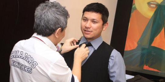 Fitting baju nikah sendirian, Gading Marten tetap semangat
