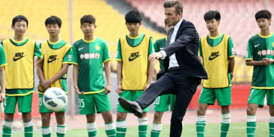 Beckham latih pemain muda China pakai seragam jas