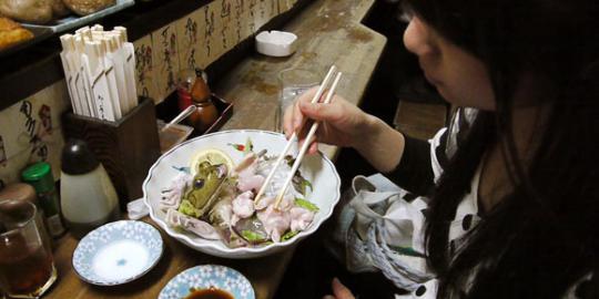 Sashimi berisi daging katak raksasa, unik atau menjijikkan?
