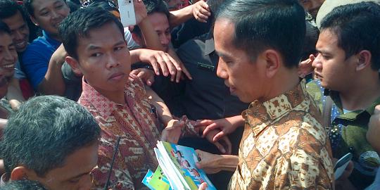 Temui demonstran, Jokowi bagi-bagikan buku tulis