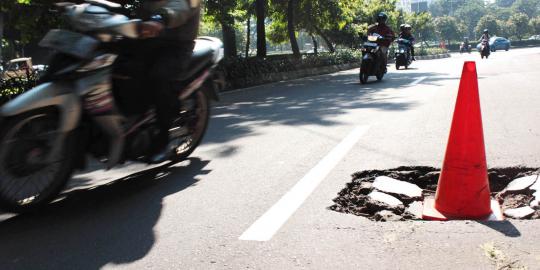 Lubang membahayakan di tengah ruas jalan kawasan Senayan