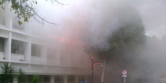 Kompleks Istana terbakar, SBY bubarkan rapat 