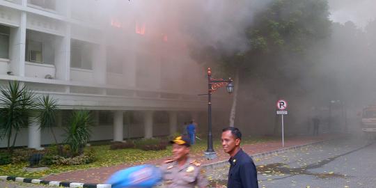 Kompleks Istana Presiden terbakar, mobil SBY diungsikan