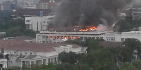 Gedung Setneg terbakar, lalin sekitar Istana semrawut