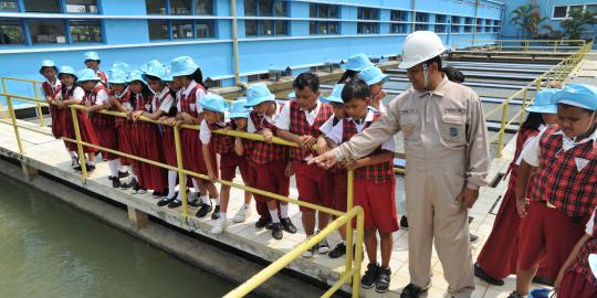 Murid SD belajar instalasi air bersih di Palyja