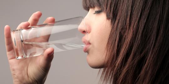 Redakan stres dengan minum air putih