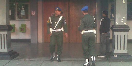 Provos TNI berjaga-jaga di Lapas Cebongan