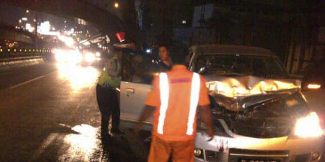  Mobil  mewah  kecelakaan  di  SCBD ditemukan benda 