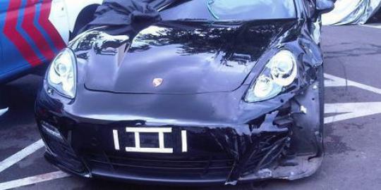 Porsche anak pengusaha tambang besi Indonesia kecelakaan!