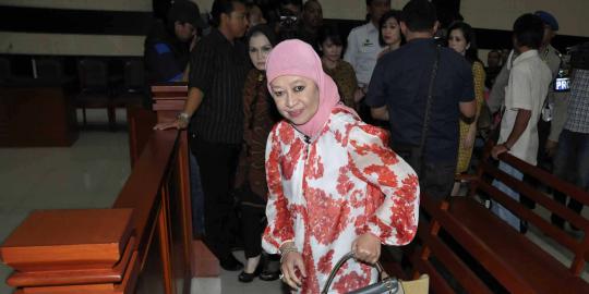 Jalani sidang vonis, Rasyid Rajasa didampingi ibunda