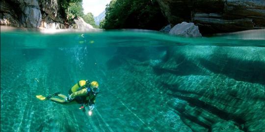 Menikmati keindahan sungai kristal Verzasca