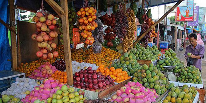  Penjual buah  mulai pecat karyawan karena impor dibatasi 