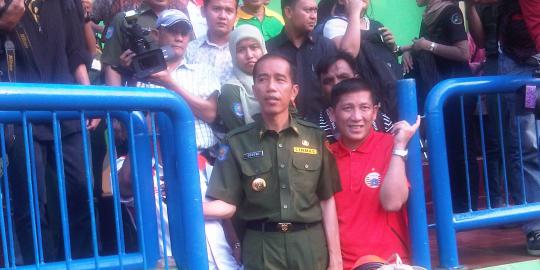 Tinjau Persija, Jokowi diejek anak sekolah sepak bola