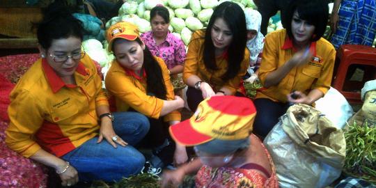 Pantau harga bawang, Srikandi Hanura tinjau Pasar Kramat Jati