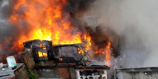 Percikan api las nyaris hanguskan rumah di Permata Hijau