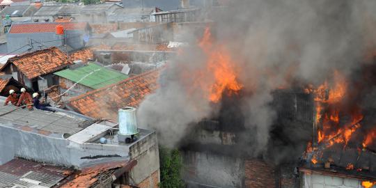 Ditinggal ke luar kota, kontrakan di Pondok Bambu terbakar