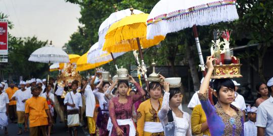 Bupati Gianyar berikan gaji pertamanya untuk rakyat miskin