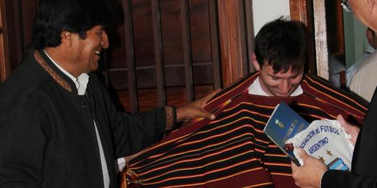 Messi dihadiahi kain tradisional 'Poncho' oleh Presiden Bolivia