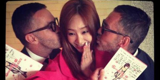 G.NA dapat ciuman dari dua pria