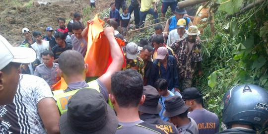 Longsor Cililin, sudah 12 jenazah ditemukan