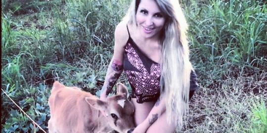 Bintang porno Brasil ini berpose menyusui anak sapi