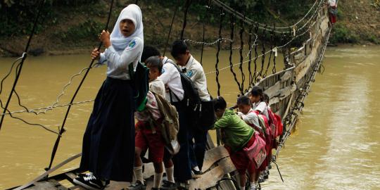 Perjuangan berat para murid menuju sekolah