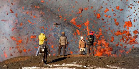 Nekat, turis ini berpose di depan erupsi gunung berapi