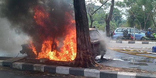 Avanza terbakar di Sudirman, pengemudi tewas