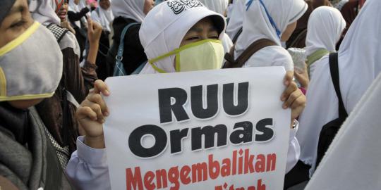 Ratusan anggota Hizbut Tahrir tolak RUU Ormas di Gedung DPR