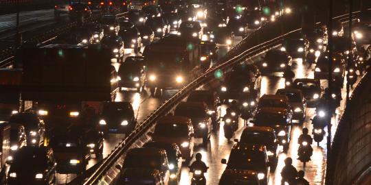 Truk gandeng seruduk Terios di Tomang, lalin macet