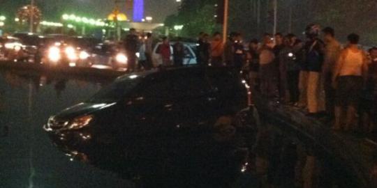 Daihatsu Xenia tercebur ke kolam Bundaran Indosat