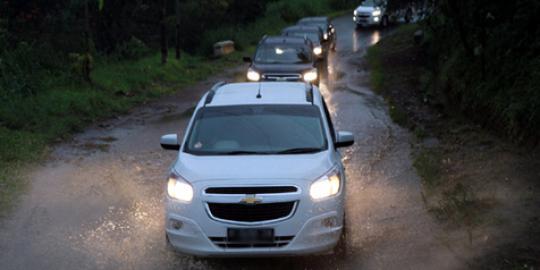 Chevrolet Spin bersama media melibas jalur Ketep Pass