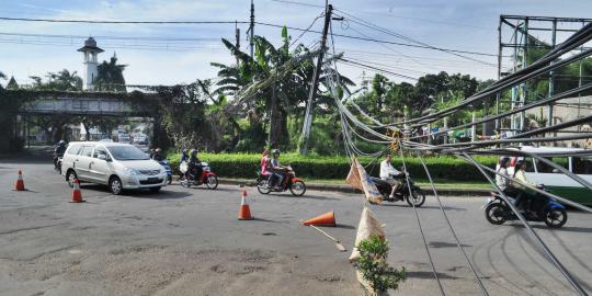 Berbahaya, kabel listrik melintang di Jalan Bintaro Sektor 1