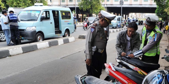 polri yang parkir sembarangan rev8