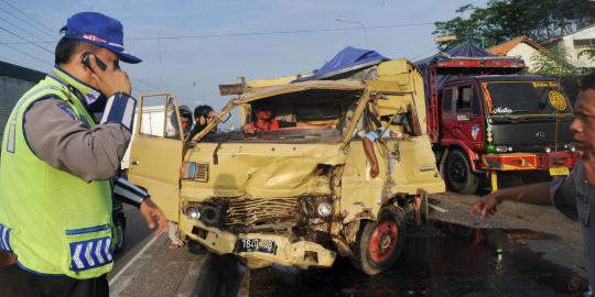 Truk tabrak minibus, satu orang tewas belasan luka-luka