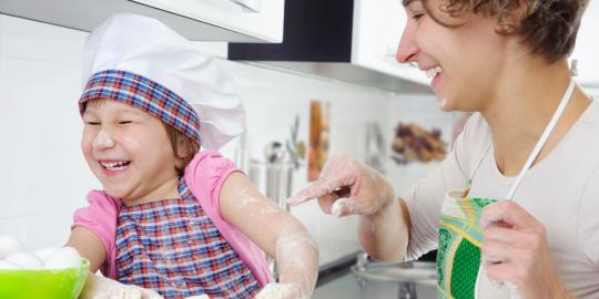 Memasak bersama anak, baik atau buruk?