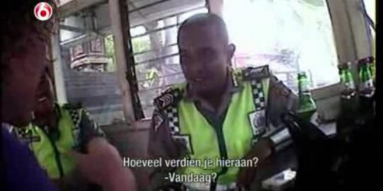 Selain ngajak damai, polisi di Bali juga traktir bule minum bir