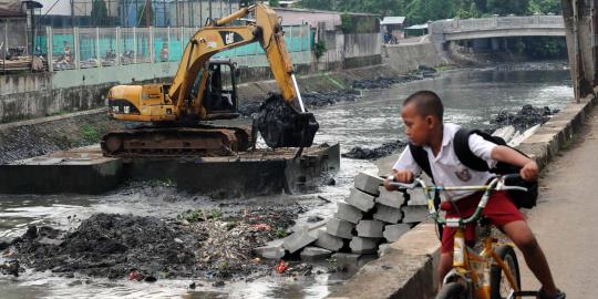 Pemasangan turap untuk normalisasi Sungai Ciliwung