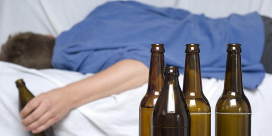 dengan minum alkohol