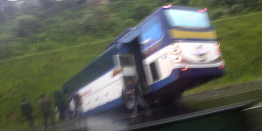 Hujan deras, bus tergelincir di Tol Cipularang