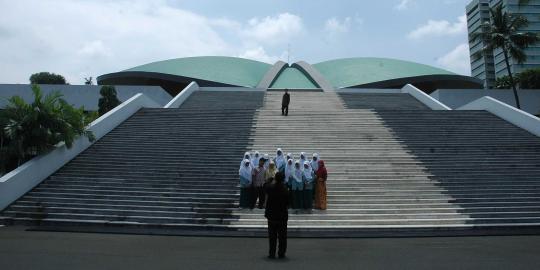 Yang pesan santet mestinya dihukum