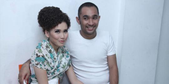 jadi istri ayu ting ting siap dibatasi karirnya 20130408113003