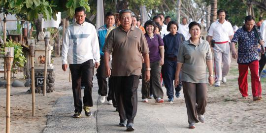 SBY dan iparnya Jenderal Pramono Edhie olahraga bareng di Monas