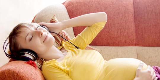 rileks saat di rumah