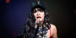 Yuk intip gaya Rihanna saat di kolam renang!
