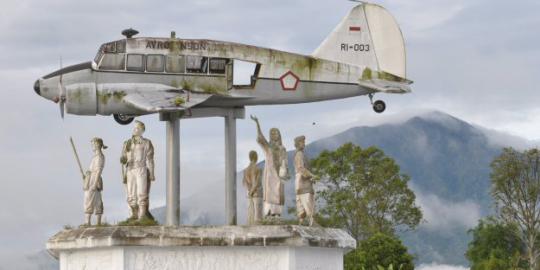 Kisah pesawat TNI AU RI-003 hasil barter 12 kg emas 