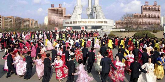 Di tengah konflik, rakyat Korea Utara pesta dansa di tengah kota